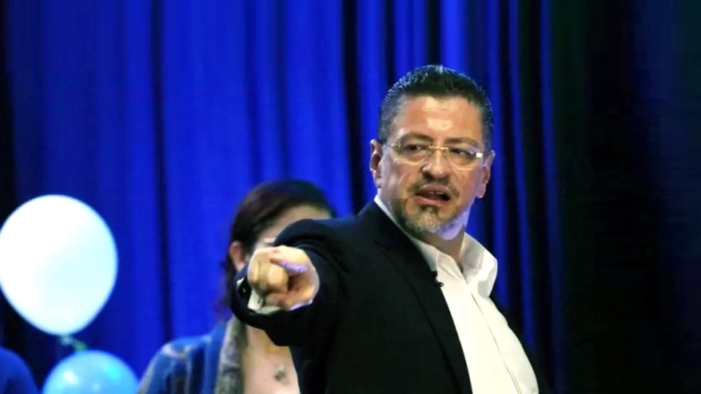 Costa Rica. Rodrigo Chaves y su política exterior e interior dando&nbsp;“bandazos”