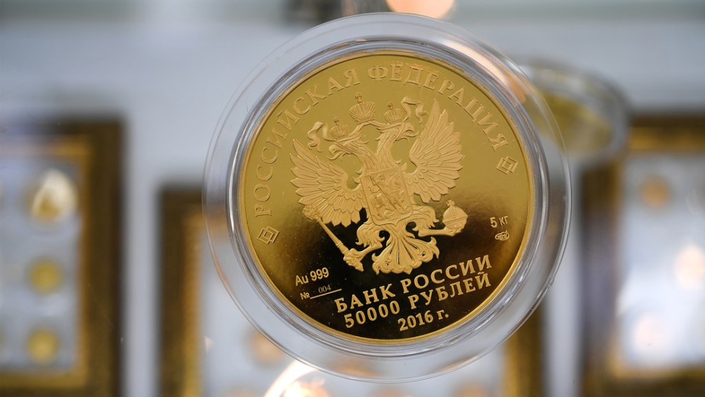 «El nacimiento de un nuevo sistema monetario multilateral»: analista explica las implicaciones de la decisión de Rusia de vincular su moneda al&nbsp;oro
