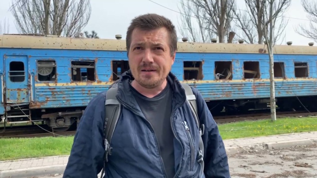 «Que Zelenski y su familia vengan aquí y se escondan en sótanos»: Residente de Mariúpol arremete contra Kiev por permitir combates en ciudades&nbsp;(VIDEO)