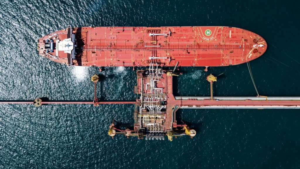 Analista de Bloomberg explica por qué las sanciones de la UE al petróleo ruso podrían ser un «suicidio&nbsp;económico»