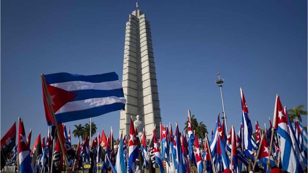 VIDEO: Miles de cubanos desfilan en la Plaza de la Revolución para celebrar el Día del&nbsp;Trabajo