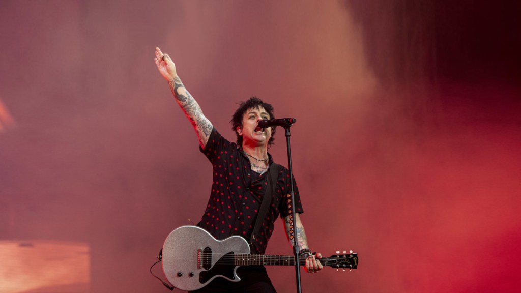 «¡Que se joda Estados Unidos!»: El líder de Green Day anuncia en pleno concierto que renunciará a su&nbsp;ciudadanía