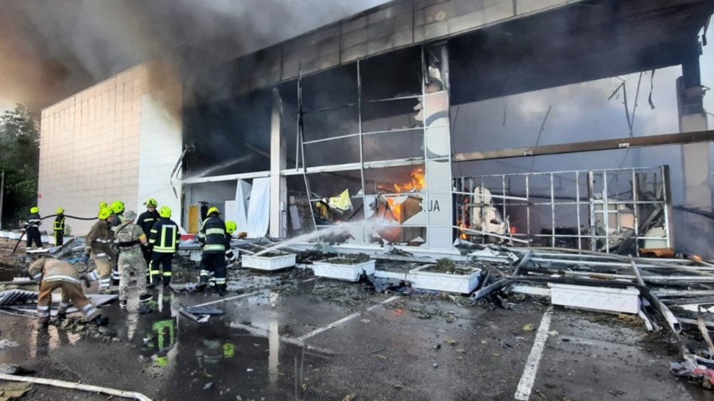 Rusia afirma que el ataque contra un depósito de armas occidentales en Kremenchuk provocó el incendio en el centro&nbsp;comercial