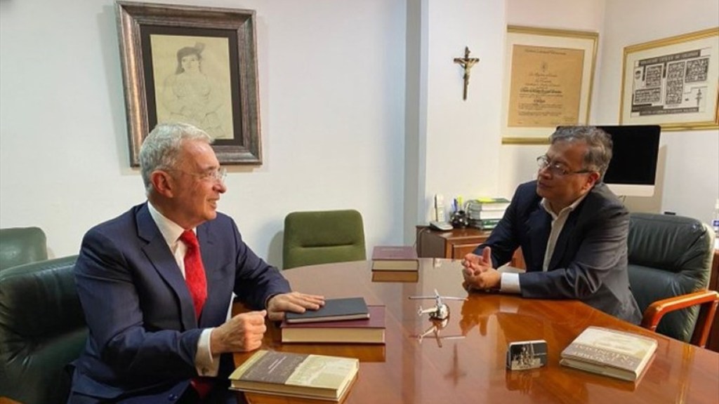 «Siempre habrá un diálogo»: La foto del encuentro entre Gustavo Petro y Álvaro Uribe que causa revuelo en&nbsp;Colombia