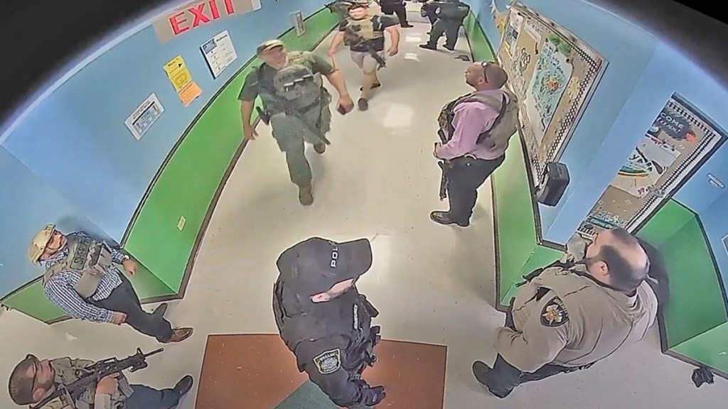 Publican un video que muestra a los policías esperando más de una hora para neutralizar al tirador que mató a 21 personas en una escuela de&nbsp;Uvalde