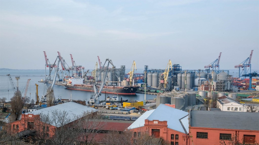 Rusia anuncia la destrucción de un buque militar ucraniano y misiles Harpoon en el puerto de Odesa&nbsp;(VIDEOS)