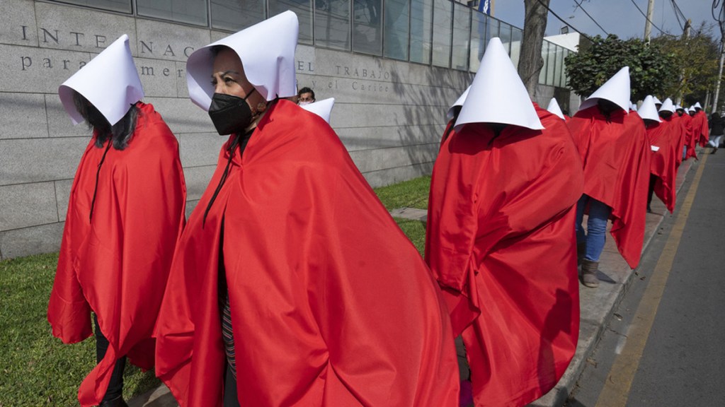 Manifestantes protestan ante Bachelet por la violencia contra las mujeres en Perú vistiendo trajes de ‘El cuento de la&nbsp;criada’
