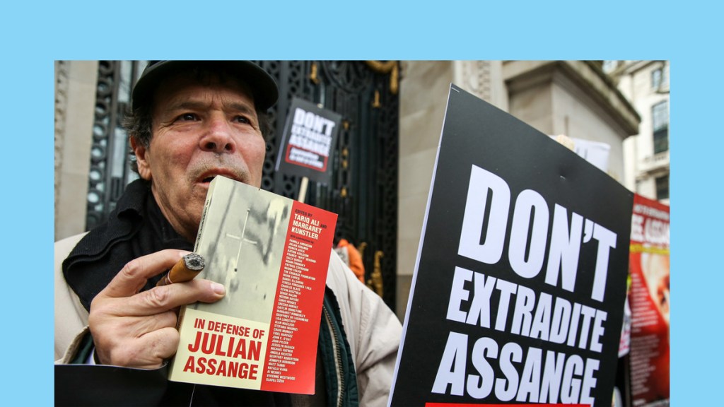 Parlamento de Australia confisca el libro sobre Assange que sus familiares trataron de llevar a la&nbsp;sesión