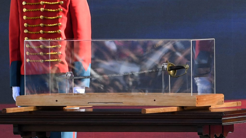 Las redes estallan contra Felipe VI de España por quedarse sentado ante el paso honorífico de la espada de Bolívar en&nbsp;Colombia