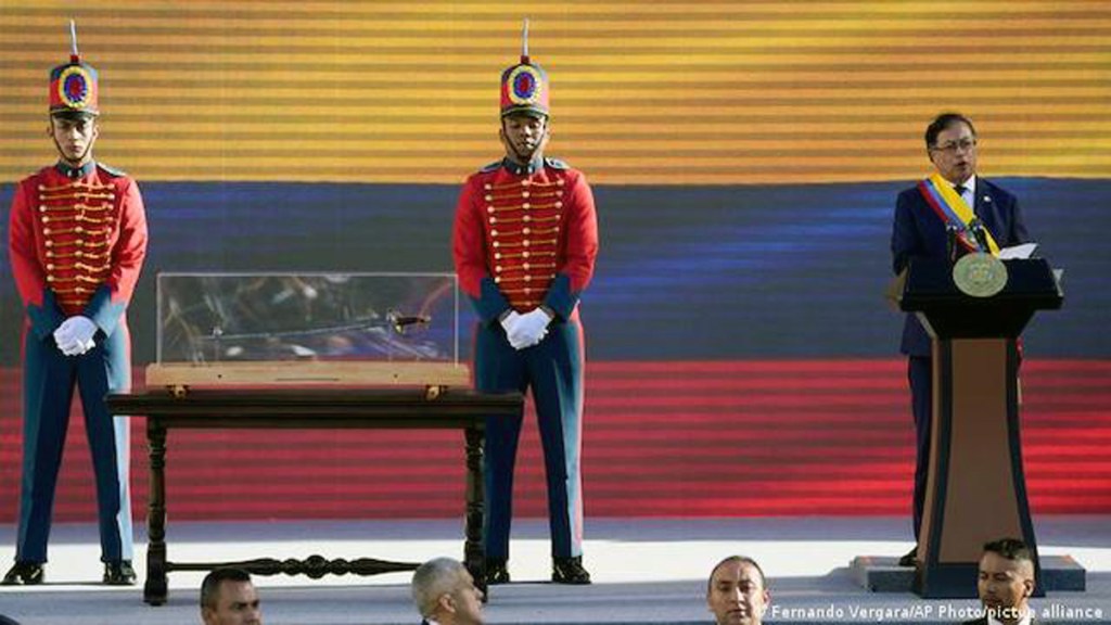 Una cúpula militar&nbsp;resquebrajada