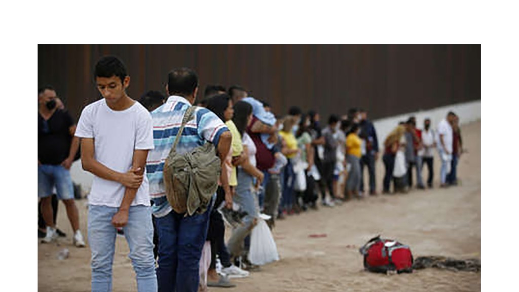 Captan el momento en el que decenas de migrantes cruzan la frontera sur de&nbsp;EE.UU.