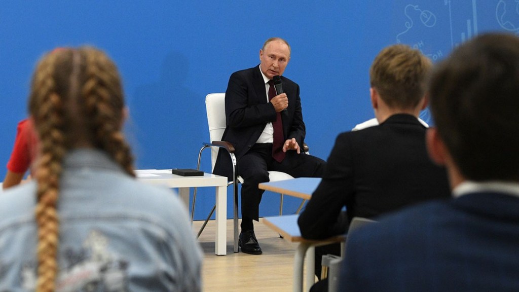 Putin: Los escolares en Ucrania creían que el puente de Crimea era un&nbsp;bulo