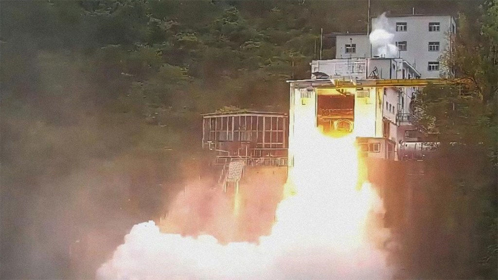 China prueba con éxito el poderoso motor que llevará a su próximo cohete superpesado a la Luna y&nbsp;Marte