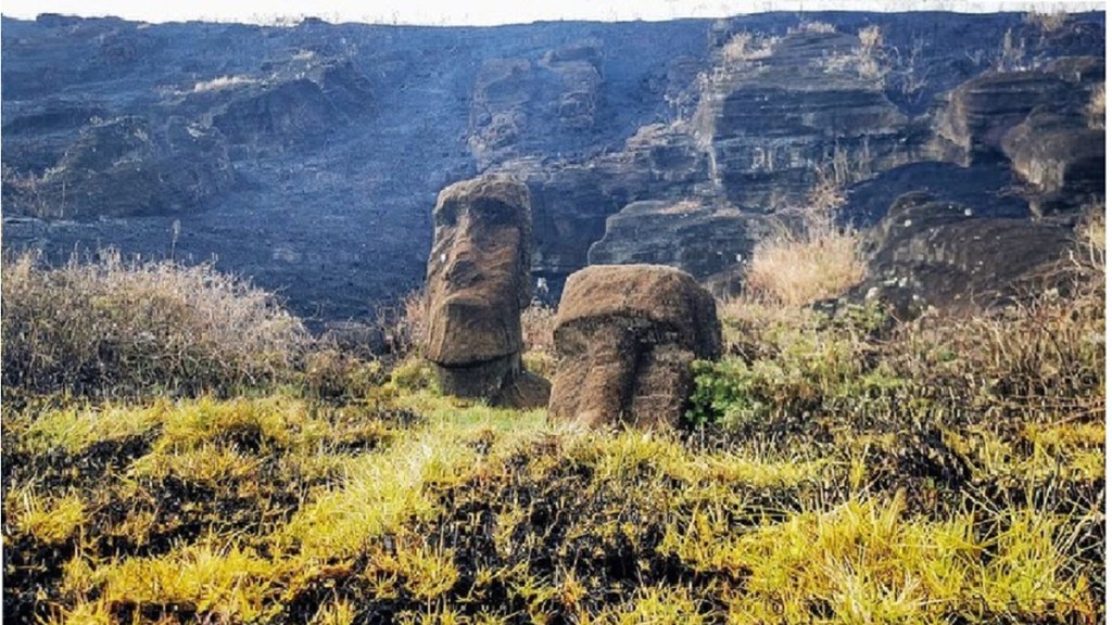 Un incendio forestal causa daños «irreparables» en los moáis de la Isla de Pascua&nbsp;(FOTOS)
