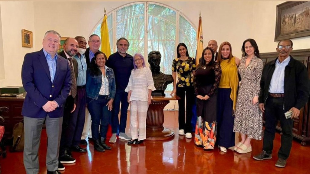 Benedetti y colombianos en Venezuela trazan agenda para atender sus&nbsp;quejas