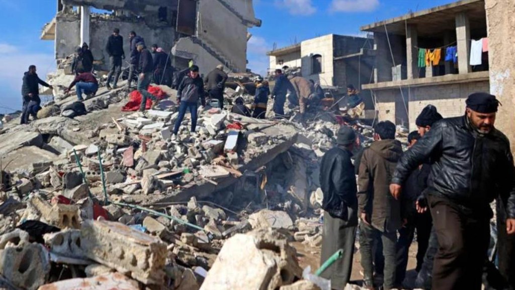 ‘Sirios quedan olvidados, mientras llegan ayudas a Turquía tras&nbsp;sismo’