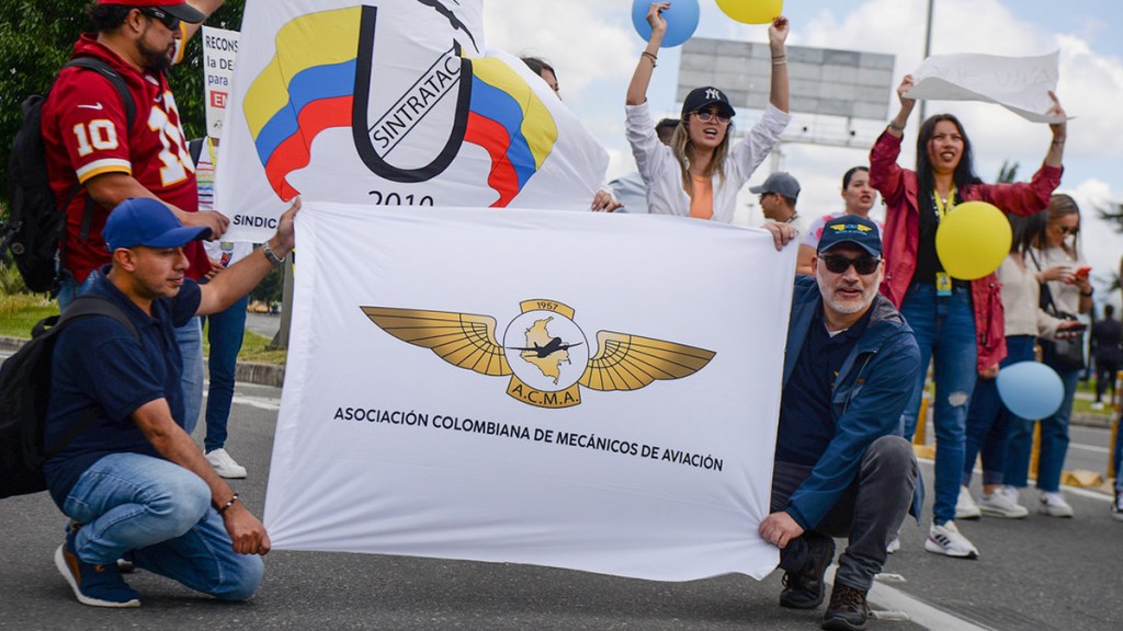 Gobierno de Colombia advierte que un millón de pasajeros quedarían varados si desaparece Viva&nbsp;Air