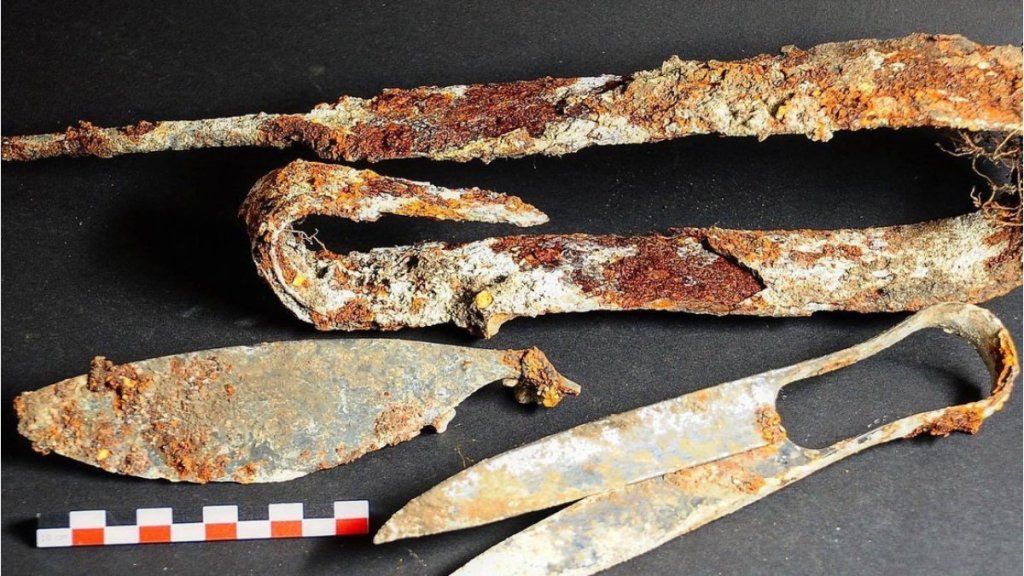 Hallan una espada doblada y unas tijeras no oxidadas de 2.300 en una tumba celta en&nbsp;Alemania