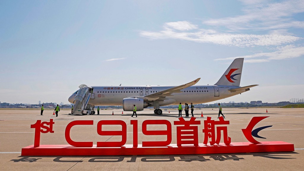 El primer gran avión chino de pasajeros C919 realiza su vuelo comercial&nbsp;inaugural