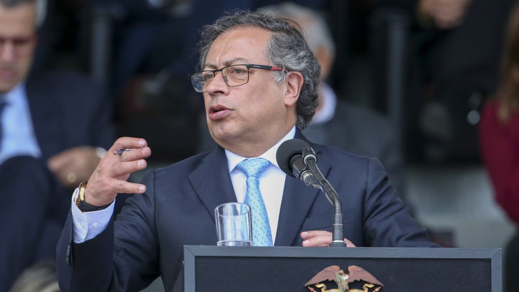 «El arma del enemigo no es el fusil, es el dinero»: Petro ordena al Ejército «destruir» los negocios ilegales del Clan del Golfo y del&nbsp;ELN