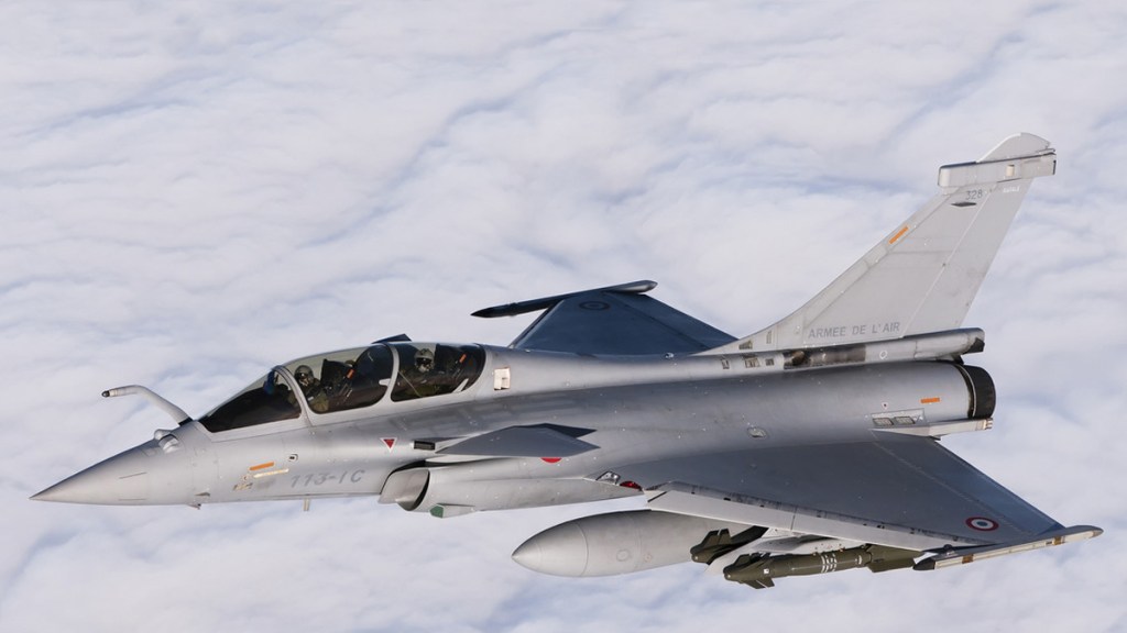 ‘Llueve’ droga de un avión tras ser interceptado por un caza en el cielo de&nbsp;Francia