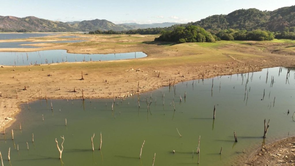 Cómo intentan salvar el Canal de Panamá, que enfrenta una sequía&nbsp;dramática