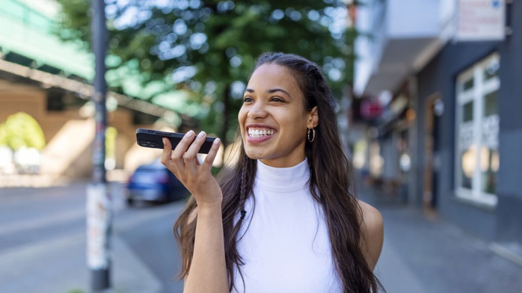 Una nueva función de iOS17 permite que un iPhone hable con la voz del&nbsp;usuario