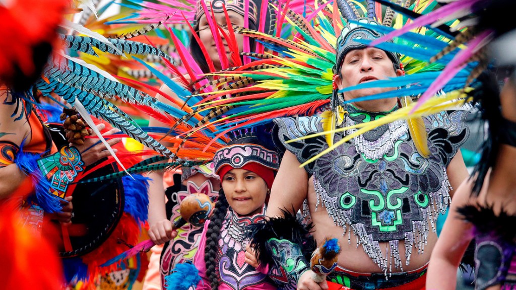 Danzantes aztecas demandan al Gobierno de EE.UU. por confiscar las plumas de sus trajes&nbsp;típicos
