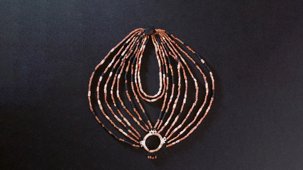 Reconstruyen un «imponente» collar de hace 9.000 años hallado en la tumba de una niña en&nbsp;Jordania