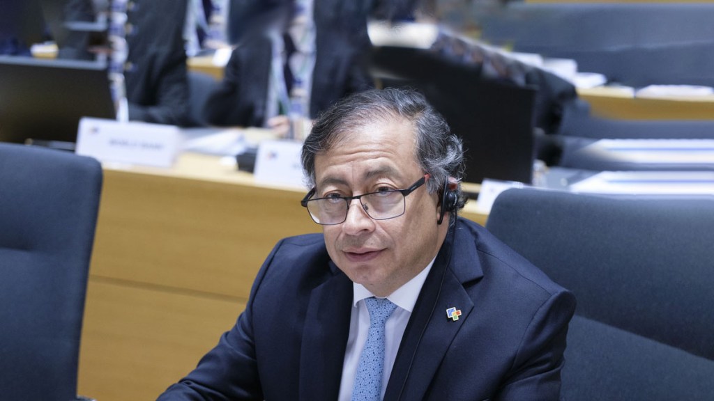 «Nuestra locura es la democracia»: Petro responde a la oposición que le pide un examen&nbsp;médico