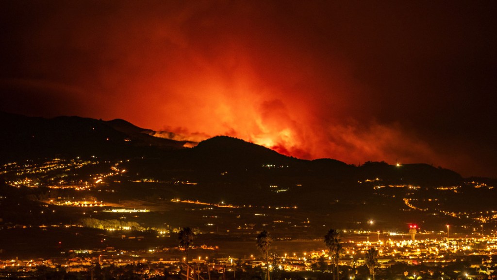 El incendio forestal en la isla de Tenerife no da tregua y provoca más evacuaciones (FOTO,&nbsp;VIDEOS)