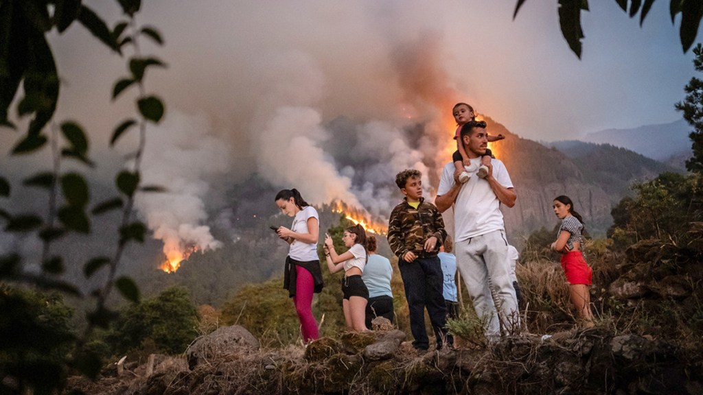 Sigue fuera de control el incendio en la isla española de Tenerife con más de 3.200 hectáreas&nbsp;arrasadas