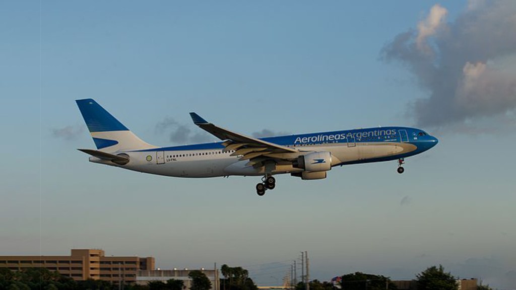 Un avión de Aerolíneas Argentinas realizó su primer vuelo con combustible&nbsp;sustentable