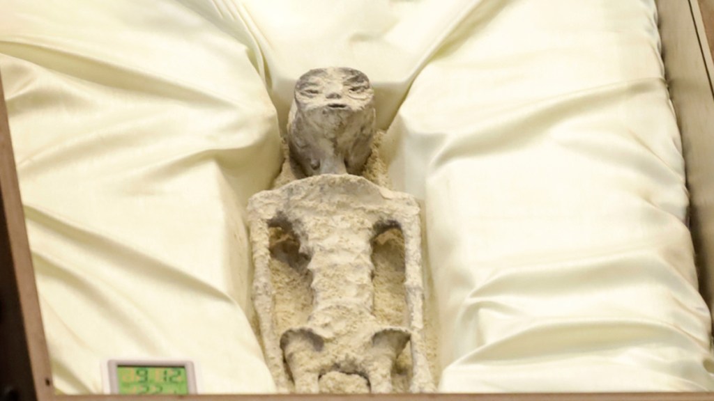Periodista muestra «seres no humanos» de «1.000 años de antigüedad» en el Congreso&nbsp;mexicano