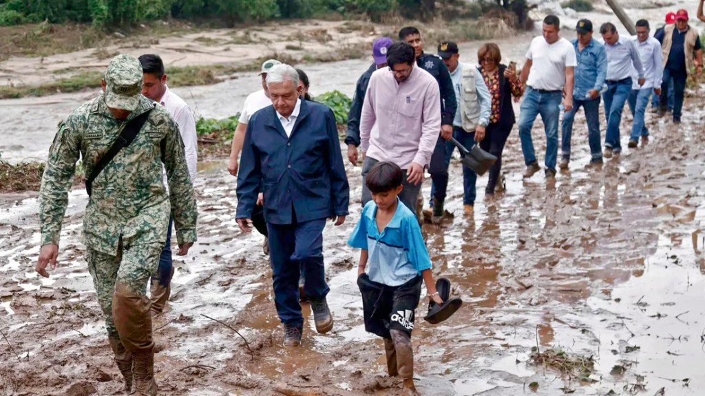 Así fue la travesía de López Obrador para llegar a Acapulco, aislado tras el huracán Otis&nbsp;(FOTOS)