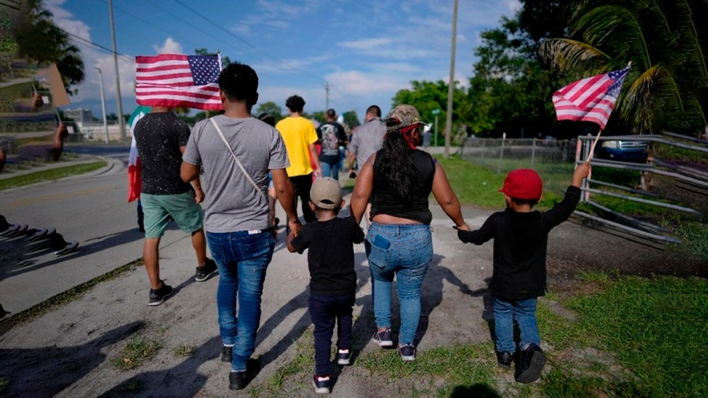 Familias de migrantes separados por Trump podrían solicitar&nbsp;asilo