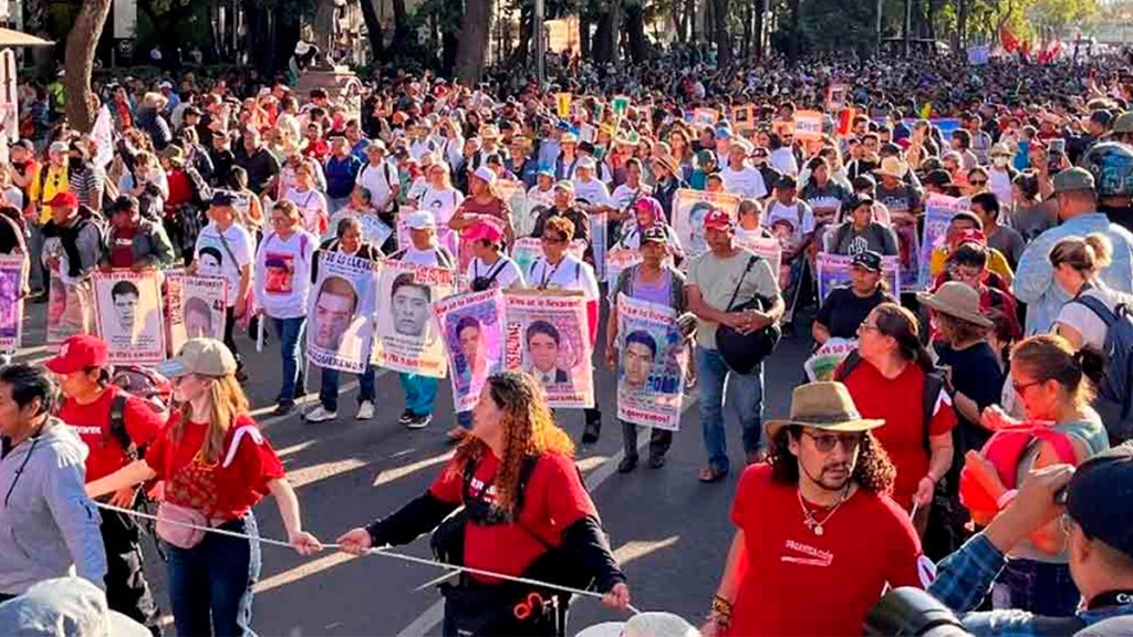 Padres de los 43 de Ayotzinapa reciben reveladora&nbsp;documentación