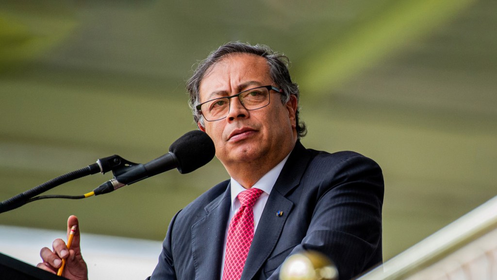 Un ‘tinto’ con Uribe y puente con las ‘superpoderosas’: Petro busca salvar su reforma de salud en&nbsp;Colombia
