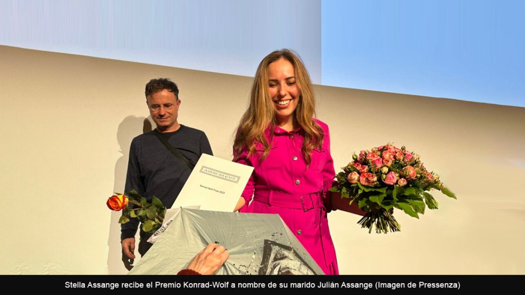 Julian Assange premiado en Berlín – Entrevista exclusiva con Stella&nbsp;Assange