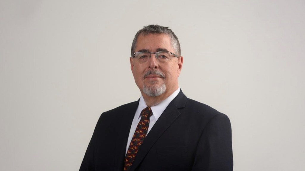 Arévalo navega la tempestad política en Guatemala con el ‘salvavidas’ de una promesa de&nbsp;cambio