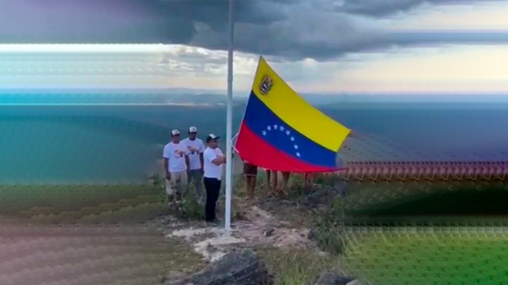 Pueblos originarios izan el tricolor nacional en la Guayana&nbsp;Esequiba