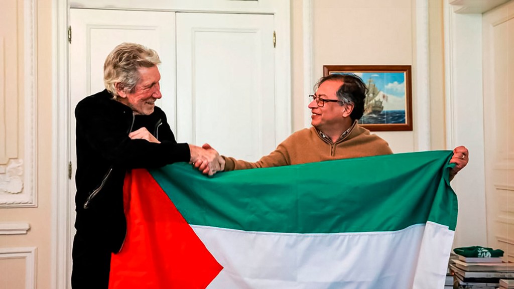 Una guitarra de regalo y una bandera palestina: así fue el encuentro de Petro con Roger&nbsp;Waters