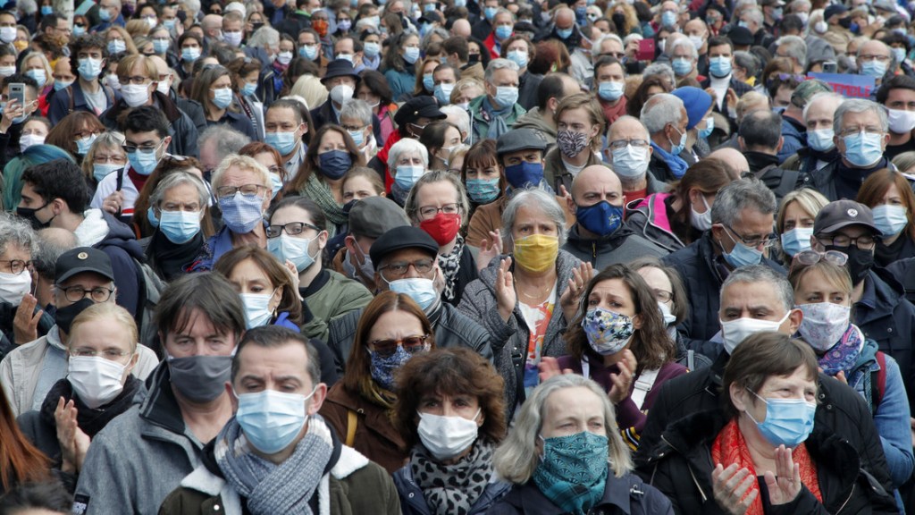 El jefe de la OMS insta a volver a las mascarillas y vacunarse contra el&nbsp;covid-19