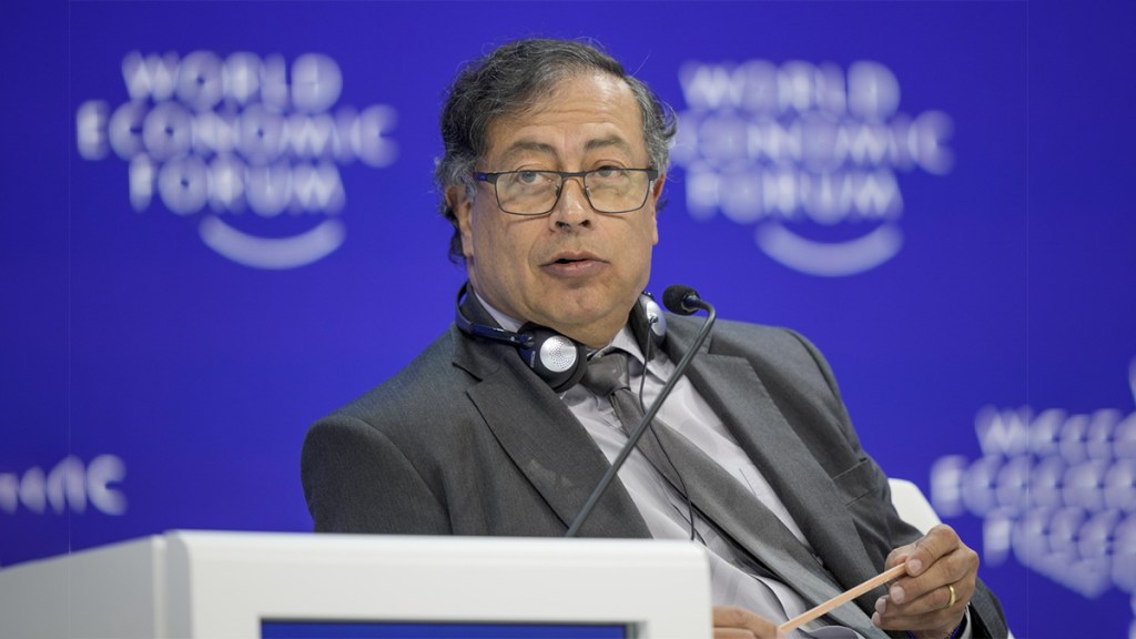 Petro denuncia en Davos el «capitalismo de fortaleza, que levanta muros y arroja&nbsp;bombas»