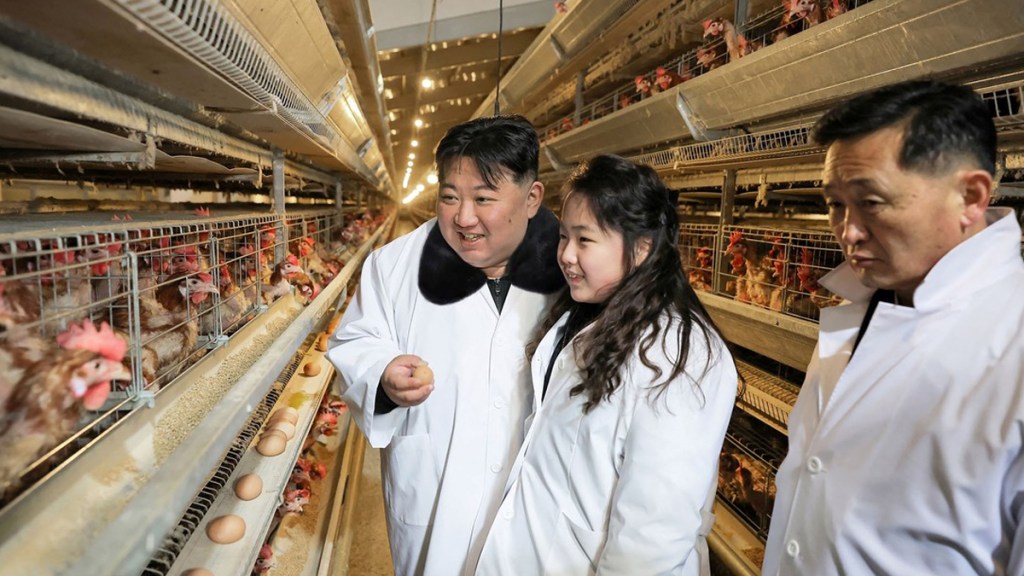 Kim Jong-un visita una granja avícola con su hija&nbsp;(FOTOS)