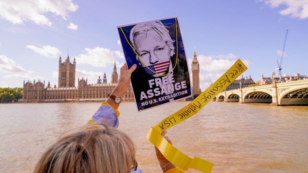 Aprueban moción que insta a EE.UU. y Reino Unido a permitir el regreso de Assange a&nbsp;Australia