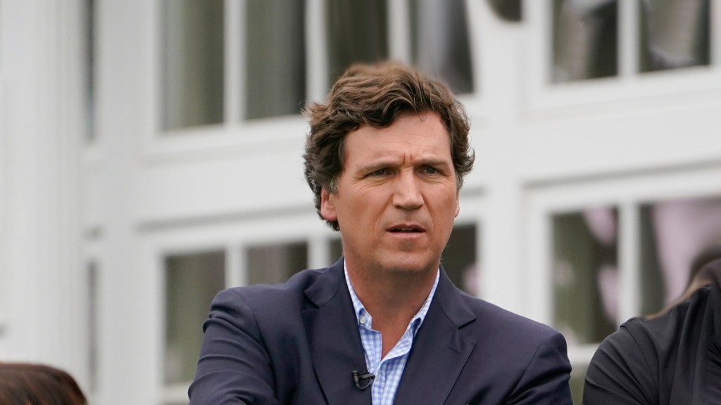 Tucker Carlson visita a Julian Assange en&nbsp;prisión