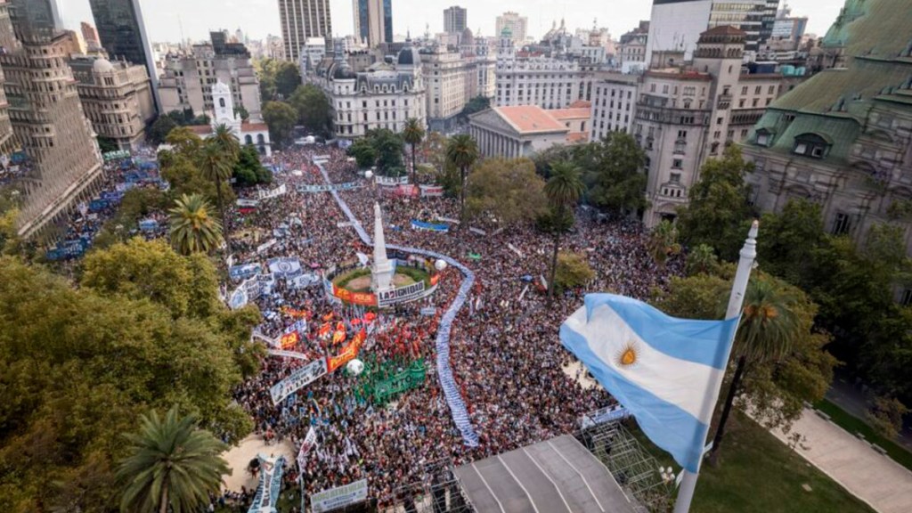 Milei descubrió a la oposición: las calles le advirtieron que el pueblo no&nbsp;olvida