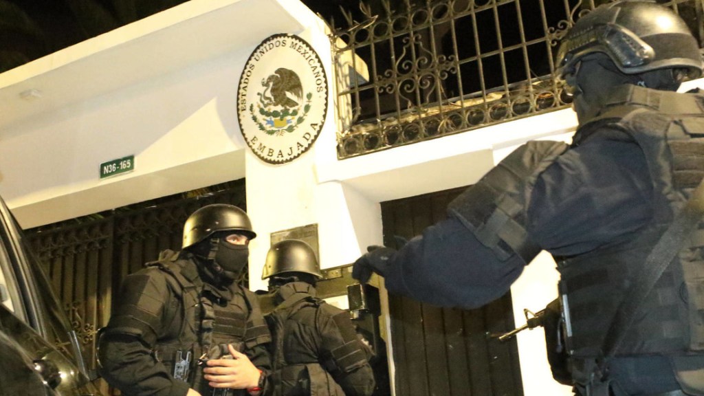 Qué dice la Convención de Viena sobre la inviolabilidad de las sedes&nbsp;diplomáticas
