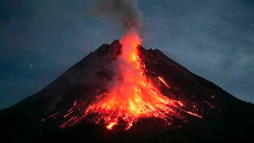 Alerta máxima en Indonesia por un volcán que amenaza con provocar un&nbsp;tsunami